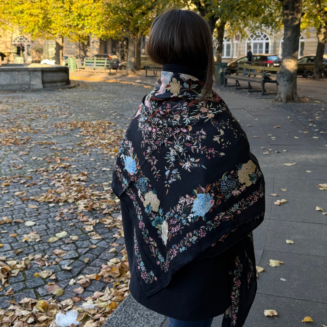SilkWool Scarf – 70% Uld / 30% Mulberry Silke | Midnight Botanica (XL 140x140)